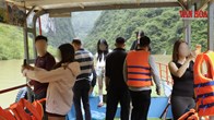 Du khách liều mình cởi áo phao khi tham quan sông Nho Quế mùa mưa lũ
