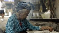 Người giữ hồn nét vẽ sáp ong giữa cao nguyên đá vùng biên viễn