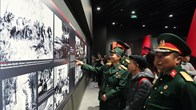 Dòng người tham quan Bảo tàng Quân sự ngày kỷ niệm 80 năm thành lập QĐNDVN