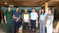 Trao quà cho các gia đình chính sách, chiến sĩ Điện Biên