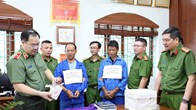 Công an Lai Châu bắt 2 đối tượng, thu 8 bánh heroin