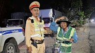 Trao hơn 200 áo phản quang cho người dân mưu sinh về đêm