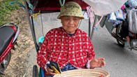 Người bán vé số khuyết tật nhặt được ví tiền, mang đến công an tìm người trả lại
