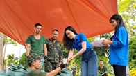 Tiếp sức cán bộ, chiến sĩ làm nhiệm vụ tại Nghĩa trang liệt sĩ Độc Lập