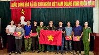 Công an Cao Bằng trao 500 lá cờ Tổ quốc tới đồng bào vùng biên