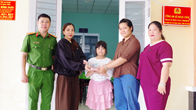Hai nữ sinh ở An Giang nhặt được ví tiền, tìm người đánh rơi để trả lại
