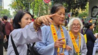 Người dân xếp hàng chiêm bái xá lợi Phật tại chùa Quán Sứ