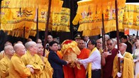 Hàng ngàn người cung nghênh và chiêm bái xá lợi Đức Phật tại chùa Tam Chúc