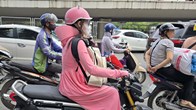 Đủ kiểu thời trang chống nắng ở Hà Nội