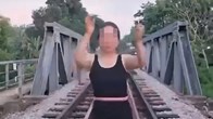 Xử phạt một phụ nữ livestream tập thể dục giữa đường ray