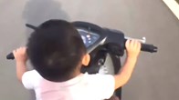Xử lý anh trai 17 tuổi để em 2 tuổi lái xe máy