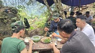 Bữa cơm đơn sơ giữa rừng của những chiến sĩ tìm kiếm, quy tập hài cốt liệt sĩ