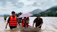 Công an lội nước đưa cháu bé 2 tuổi đi cấp cứu 