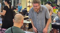 Theo chân khách Tây khám phá phiên chợ đá quý ẩn mình trong lòng Hà Nội