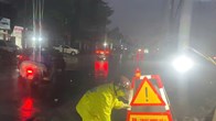 Mưa lớn diện rộng, nhiều tuyến phố Hà Nội ngập 