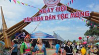 Du khách hào hứng trải nghiệm văn hóa dân tộc Mông tại Điện Biên