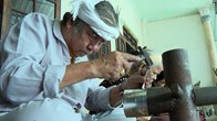 Giữ nghề chạm bạc, giữ nét văn hóa Chăm