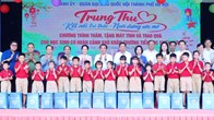 Đoàn đại biểu Quốc hội TP Hà Nội tặng quà tại Trường Tiểu học Thiên Đức