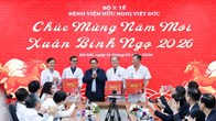 Thủ tướng thăm, chúc Tết, động viên y bác sĩ và bệnh nhân tại 2 bệnh viện tuyến đầu