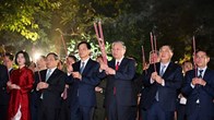 Tổng Bí thư Tô Lâm dâng hương tại tượng đài Vua Lý Thái Tổ và chúc Tết nhân dân thủ đô Hà Nội