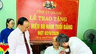 Trao Huy hiệu 80 năm tuổi Đảng cho hai đảng viên lão thành tại Gia Lai