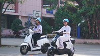 Học sinh TP.HCM thích thú trải nghiệm xe máy điện VinFast, mẫu xe mới Amio gây “sốt”