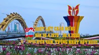 Phố phường Đà Nẵng rực rỡ cờ hoa mừng Đại lễ 30.4 