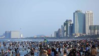 Biển Đà Nẵng đông kín người dịp lễ 30.4 - 1.5
