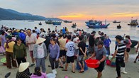 Khám phá chợ hải sản trên bãi biển Đà Nẵng lúc bình minh