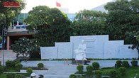 Toàn cảnh Tượng Bác Hồ trong khuôn viên Thư viện Đà Nẵng