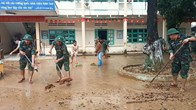Giúp dân dọn dẹp, khắc phục hậu quả mưa lũ