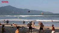 Bãi biển Đà Nẵng hút khách quốc tế