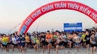 Chạy chân trần trên cát, đón bình minh giữa biển Đà Nẵng