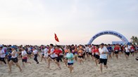 Hàng nghìn người chạy chân trần đón bình minh trên biển Đà Nẵng