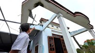 Lốc xoáy nửa đêm, 2 người bị thương, hàng chục nhà dân tốc mái