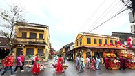 Du khách hào hứng theo chân đoàn diễu hành mừng Nguyên tiêu ở Hội An