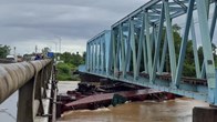 Xà lan bị lũ cuốn, va mạnh vào hai cây cầu huyết mạch ở Quảng Trị