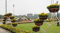 Quảng trường Ba Đình rực rỡ cờ hoa chào mừng ngày 30.4 và 1.5