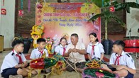 Trẻ em thích thú cùng nghệ nhân làm lồng đèn Trung thu