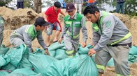 Hàng trăm người xúc cát, dồn bao làm kè bảo vệ bờ biển Mỹ Khê