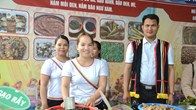 Trưng bày sản phẩm đặc trưng của đồng bào Co 