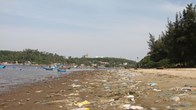 Bờ biển trở thành nơi “tập kết” rác thải