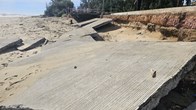 Cận cảnh đường bê tông bị sóng biển tàn phá