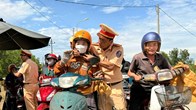 Trao tặng 2.000 mũ bảo hiểm đạt chuẩn cho người dân