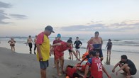 Cứu hộ kịp thời 2 sinh viên bị sóng cuốn khi tắm biển Mỹ Khê