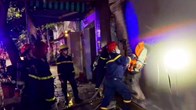 Giải cứu bé gái 4 tuổi cùng ông bà mắc kẹt trong ngôi nhà 4 tầng bốc cháy lúc rạng sáng