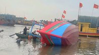 Tàu cá bất ngờ chìm khi đang neo đậu, 30 người dân cùng trục vớt