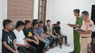 Nhóm thanh thiếu niên mang 'đinh ba' chạy xe thành đoàn lúc đêm khuya
