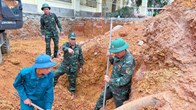 Đào móng xây trường học, phát hiện bom nặng 250kg còn nguyên kíp nổ