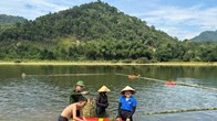 Quây tre trên sông Giăng mở lớp dạy bơi miễn phí cho trẻ vùng biên